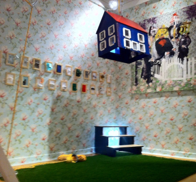 HomeSweetHouse · installation · suspended house, grass floor